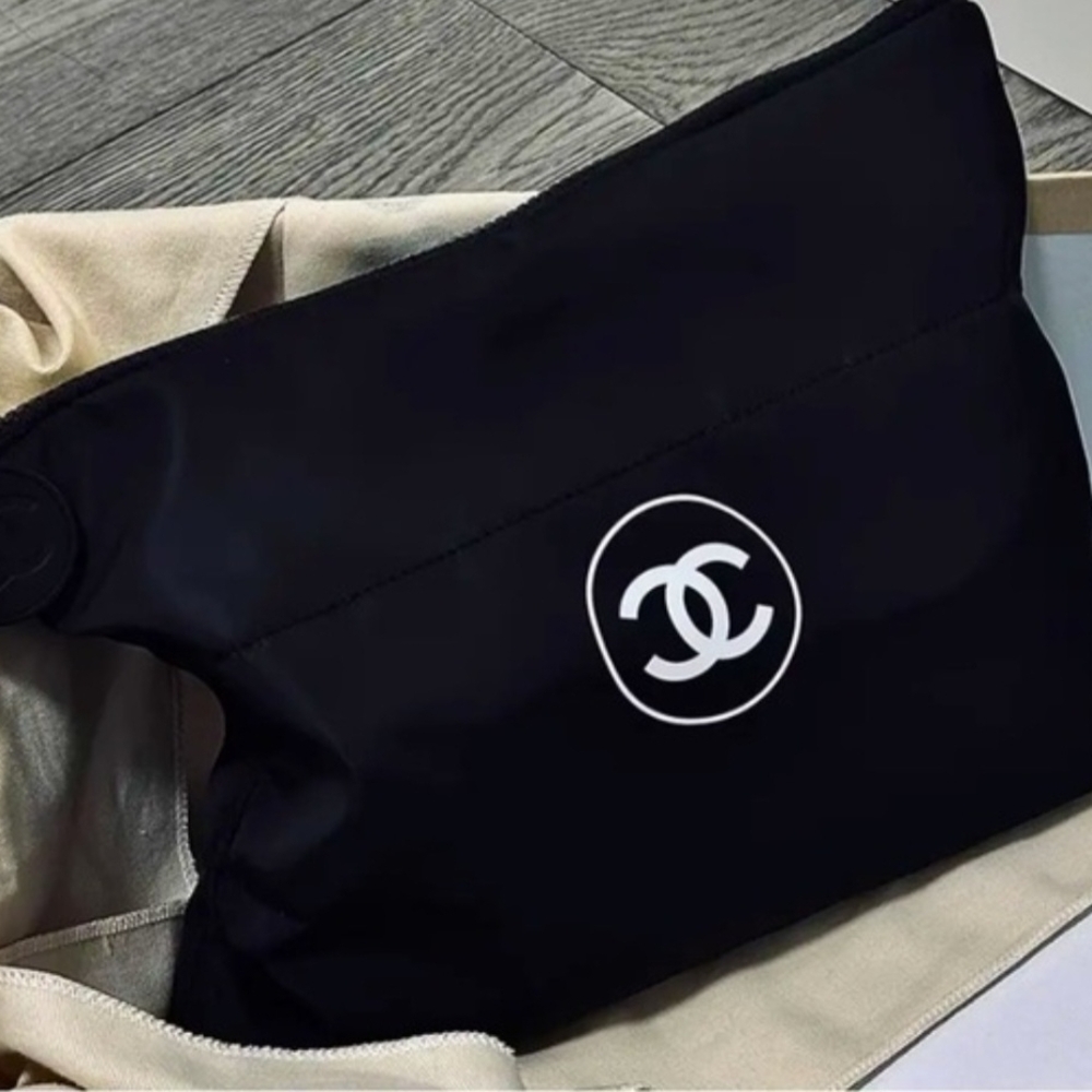 Chanel Cosmetic Bag - Picture 3 of 6